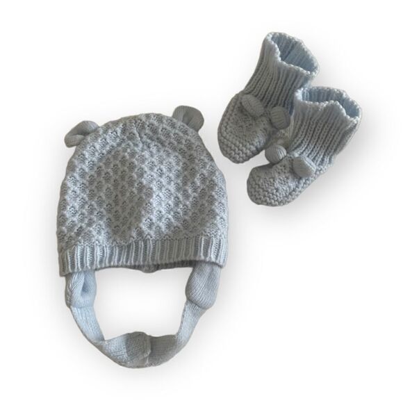 Nicole Miller Infant Hat and Booties, Newborn Photoshoot - Picture 1 of 2